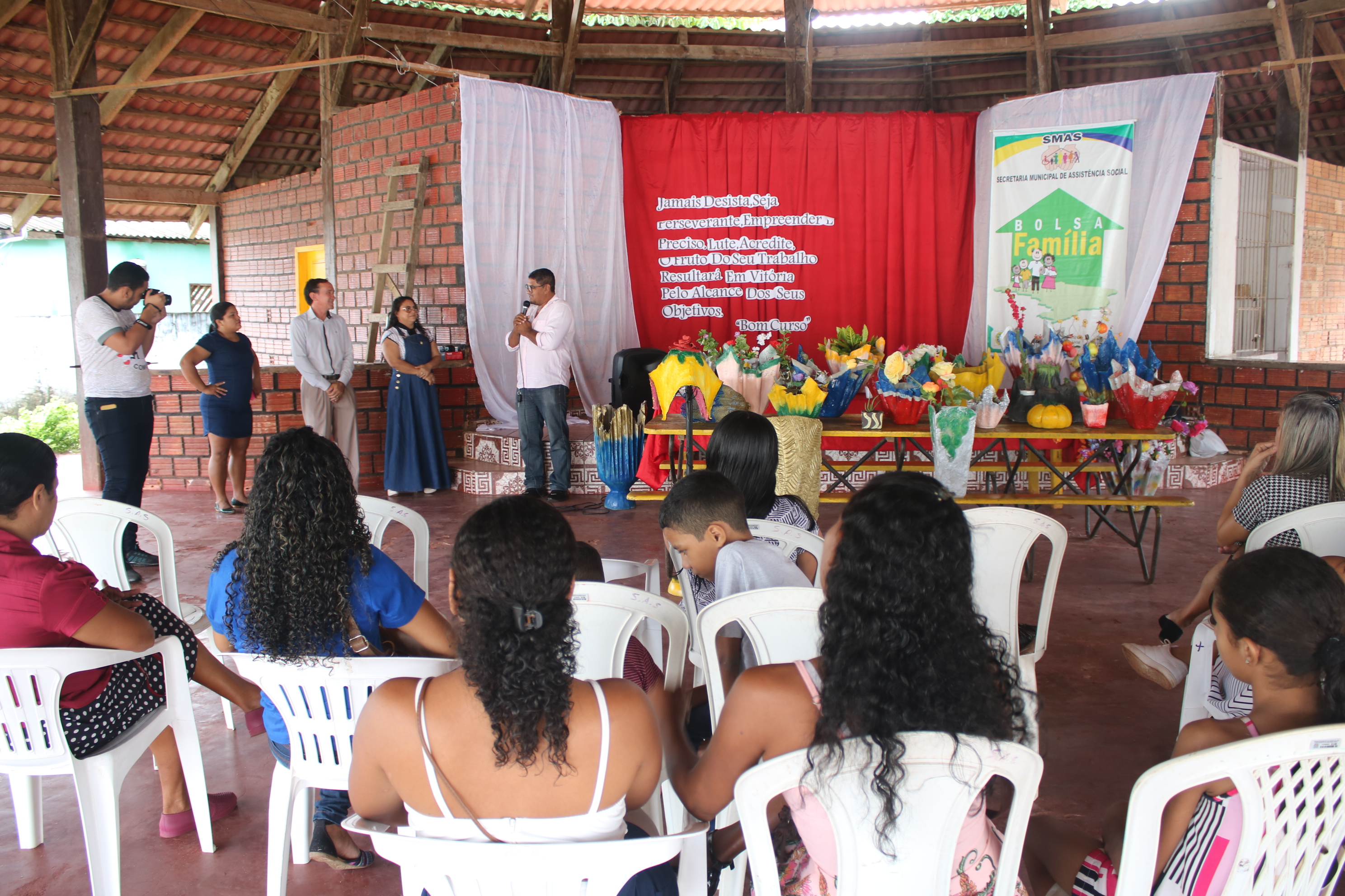 Encerramento do curso de artesanato em cimento e tecido.